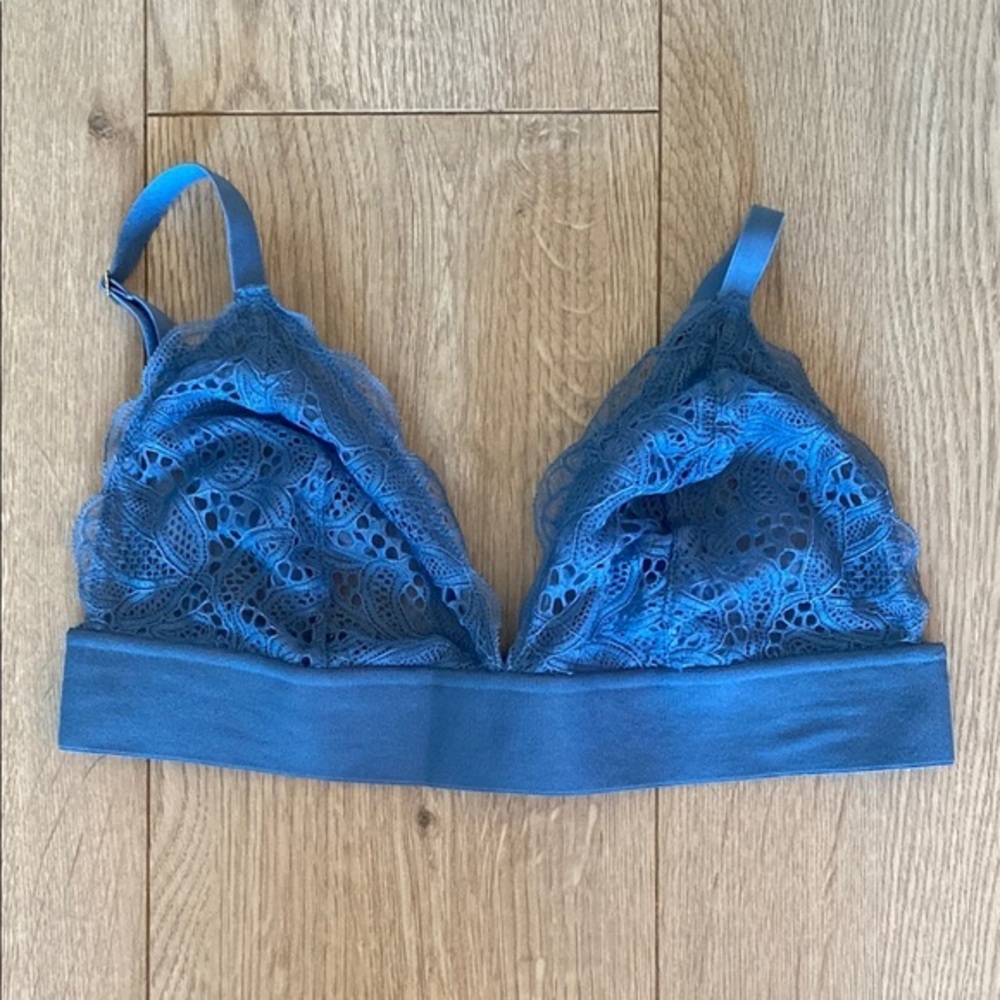 Lively Blue Lace Bralette with Adjustable Straps and Supportive Band